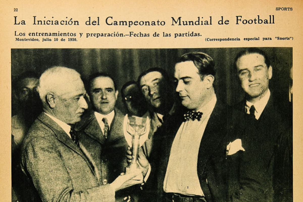 9. El 13 de julio de 1930 comenzó el primer Mundial de Fútbol en Uruguay. La copa que entonces se entregaba a la selección ganadora, era la copa Jules Rimet, que se usó hasta 1970.