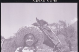 7. Niña con chupalla en el campo. Fotografía de Ignacio Hochhäusler, entre 1949 y 1960.
