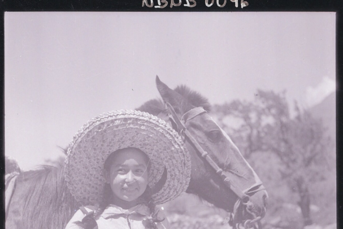 7. Niña con chupalla en el campo. Fotografía de Ignacio Hochhäusler, entre 1949 y 1960.