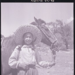7. Niña con chupalla en el campo. Fotografía de Ignacio Hochhäusler, entre 1949 y 1960.