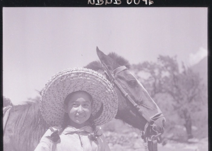 7. Niña con chupalla en el campo. Fotografía de Ignacio Hochhäusler, entre 1949 y 1960.