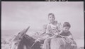 8. Dos niños de pies descalzos, montan un burro que lleva carga. Fotografía de Ignacio Hochhäusler, entre 1949 y 1960.