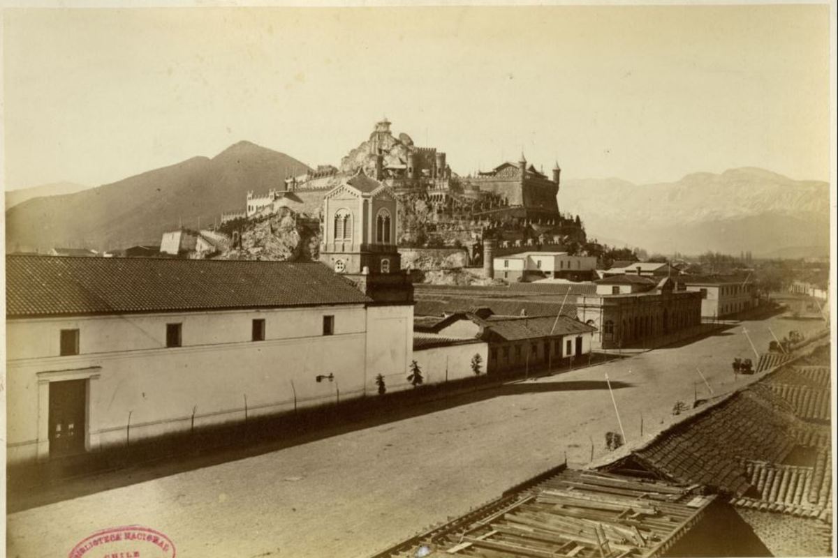 2. Vista del cerro Santa Lucia. La torre que se ve es del convento de las Monjas Claras. Hoy no existe el convento y el lugar lo ocupa la Biblioteca Nacional.