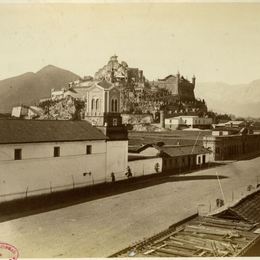 2. Vista del cerro Santa Lucia. La torre que se ve es del convento de las Monjas Claras. Hoy no existe el convento y el lugar lo ocupa la Biblioteca Nacional.