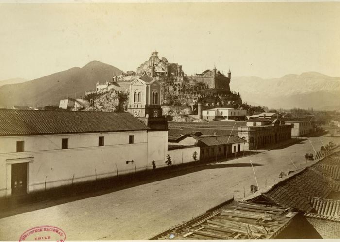 2. Vista del cerro Santa Lucia. La torre que se ve es del convento de las Monjas Claras. Hoy no existe el convento y el lugar lo ocupa la Biblioteca Nacional.