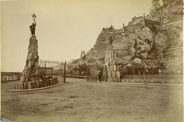 3. Antigua entrada principal al cerro Santa Lucía. Las estatuas representan a guerreros y en sus manos sostienen lámparas.