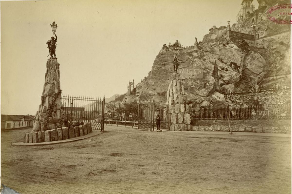 3. Antigua entrada principal al cerro Santa Lucía. Las estatuas representan a guerreros y en sus manos sostienen lámparas.