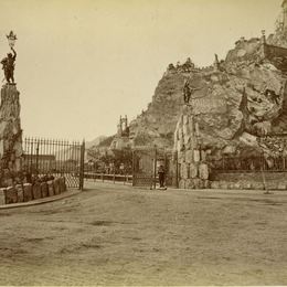 3. Antigua entrada principal al cerro Santa Lucía. Las estatuas representan a guerreros y en sus manos sostienen lámparas.