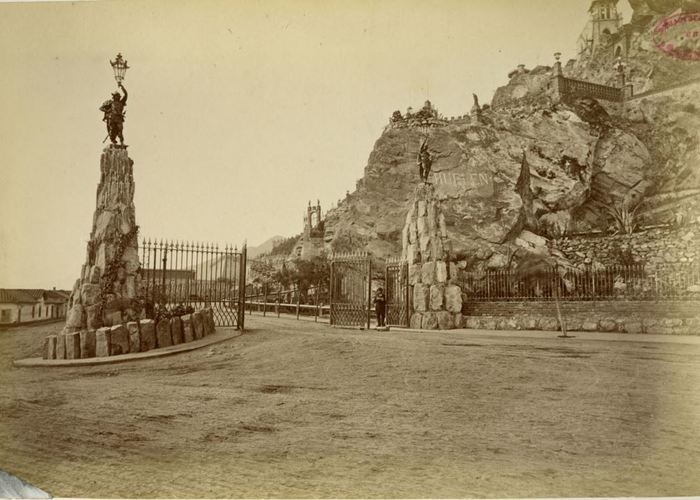 3. Antigua entrada principal al cerro Santa Lucía. Las estatuas representan a guerreros y en sus manos sostienen lámparas.