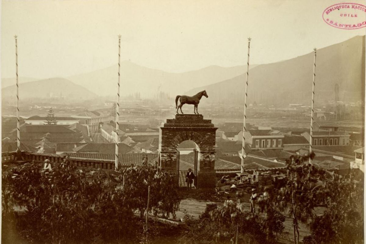 4. Antigua entrada al cerro por la calle Merced. El pórtico con caballo no está en la actualidad.