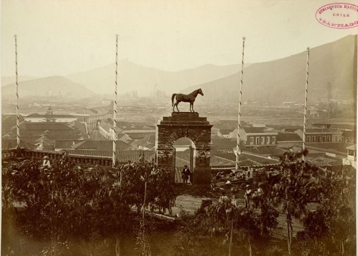 4. Antigua entrada al cerro por la calle Merced. El pórtico con caballo no está en la actualidad.