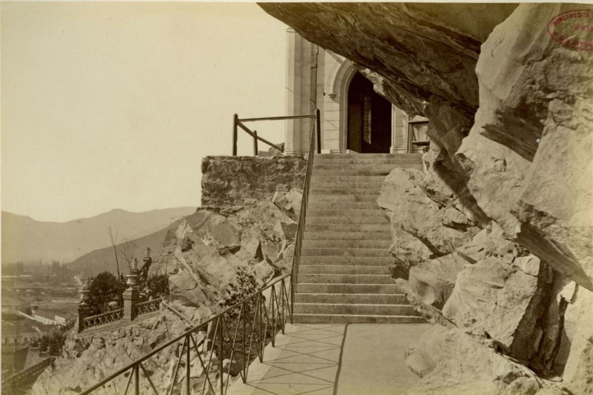 8. Ermita en la cumbre del cerro. En este lugar está hoy el sepulcro de Benjamín Vicuña Mackenna