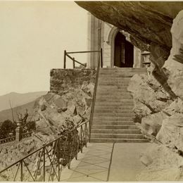 8. Ermita en la cumbre del cerro. En este lugar está hoy el sepulcro de Benjamín Vicuña Mackenna