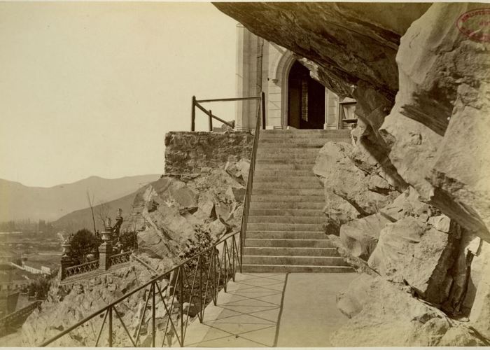 8. Ermita en la cumbre del cerro. En este lugar está hoy el sepulcro de Benjamín Vicuña Mackenna