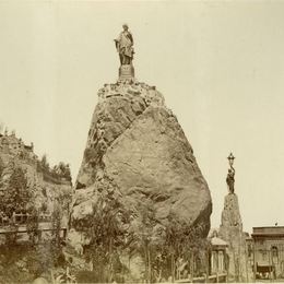 13. Estatua que representa a la ciudad venezolana de Caracas. Fue hecha en París e instalada en el cerro en 1874.