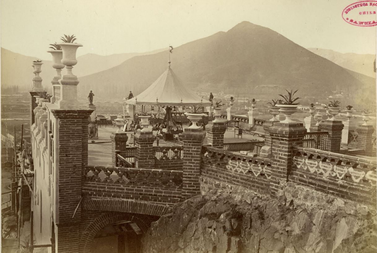 1. Juegos infantiles en la terraza Hidalgo del cerro Santa Lucía. Se puede ver el carrusel y el juego de la rana, entre otros. Fotografía de 1874. 1. Juegos infantiles en la terraza Hidalgo del cerro Santa Lucía. Se puede ver el carrusel y el juego de la rana, entre otros. Fotografía de 1874.
