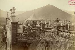 1. Juegos infantiles en la terraza Hidalgo del cerro Santa Lucía. Se puede ver el carrusel y el juego de la rana, entre otros. Fotografía de 1874.