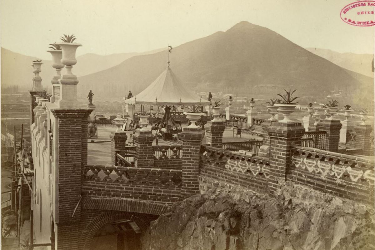 1. Juegos infantiles en la terraza Hidalgo del cerro Santa Lucía. Se puede ver el carrusel y el juego de la rana, entre otros. Fotografía de 1874.