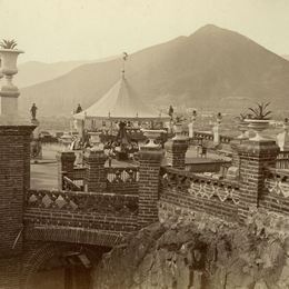 1. Juegos infantiles en la terraza Hidalgo del cerro Santa Lucía. Se puede ver el carrusel y el juego de la rana, entre otros. Fotografía de 1874.