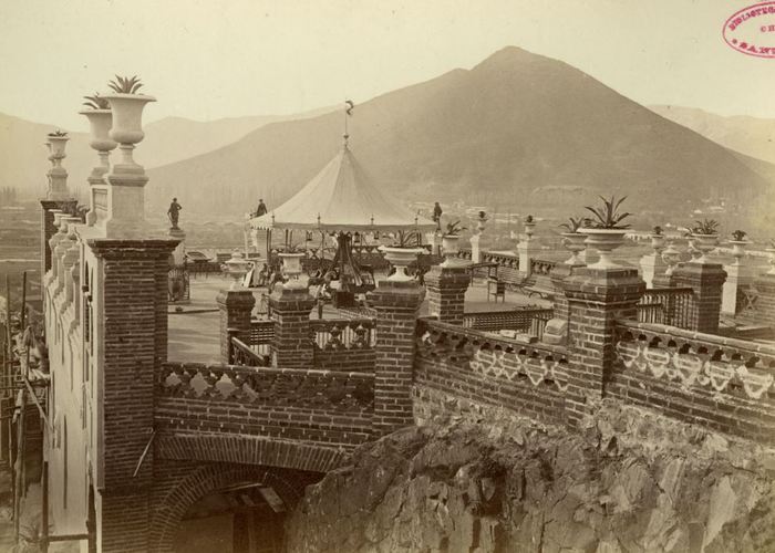 1. Juegos infantiles en la terraza Hidalgo del cerro Santa Lucía. Se puede ver el carrusel y el juego de la rana, entre otros. Fotografía de 1874.