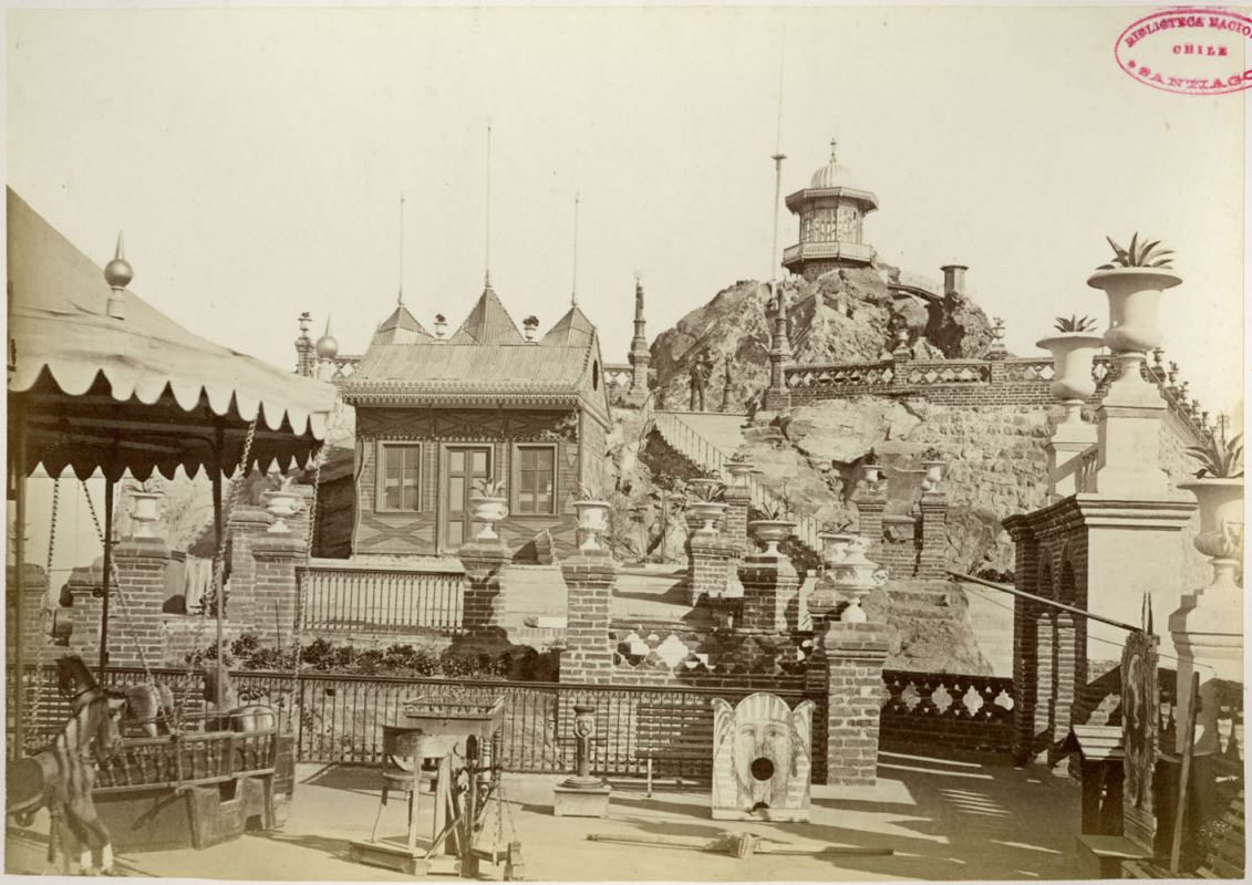 2. Juegos infantiles en la terraza Hidalgo del cerro Santa Lucía. Se puede ver un juego de emboque y la mesa con el trompo holandés, entre otros. Fotografía de 1874. 2. Juegos infantiles en la terraza Hidalgo del cerro Santa Lucía. Se puede ver un juego de emboque y la mesa con el trompo holandés, entre otros. Fotografía de 1874.