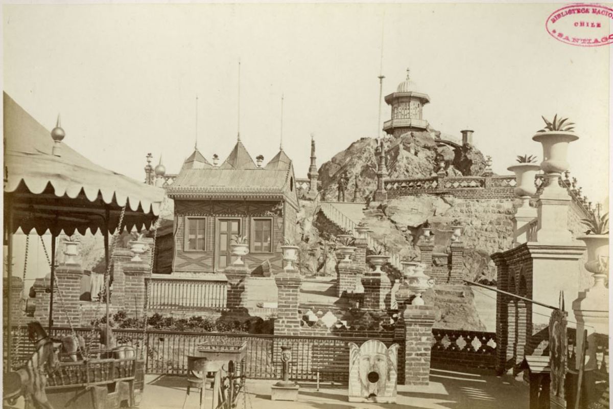 2. Juegos infantiles en la terraza Hidalgo del cerro Santa Lucía. Se puede ver un juego de emboque y la mesa con el trompo holandés, entre otros. Fotografía de 1874.