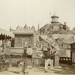 2. Juegos infantiles en la terraza Hidalgo del cerro Santa Lucía. Se puede ver un juego de emboque y la mesa con el trompo holandés, entre otros. Fotografía de 1874.