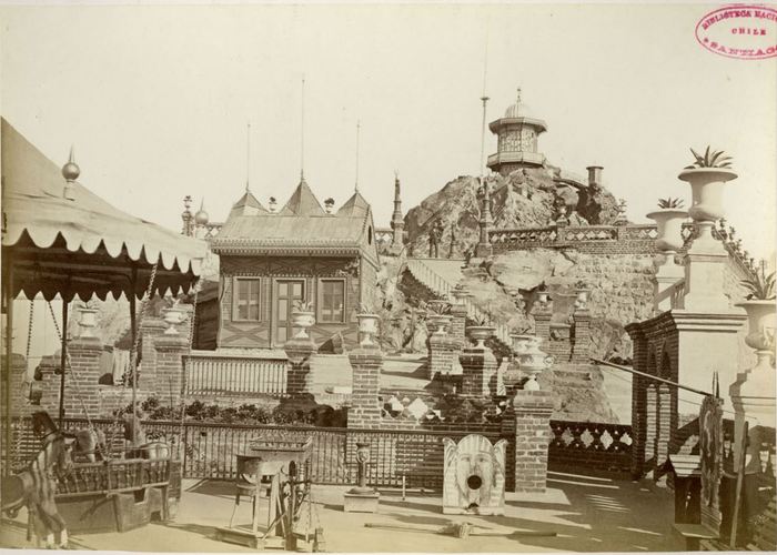 2. Juegos infantiles en la terraza Hidalgo del cerro Santa Lucía. Se puede ver un juego de emboque y la mesa con el trompo holandés, entre otros. Fotografía de 1874.
