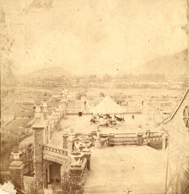 3. La terraza Hidalgo del cerro Santa Lucía. Se ve el carrusel en el centro y a la derecha el juego de la rana. Fotografía de fecha desconocida. 3. La terraza Hidalgo del cerro Santa Lucía. Se ve el carrusel en el centro y a la derecha el juego de la rana. Fotografía de fecha desconocida.