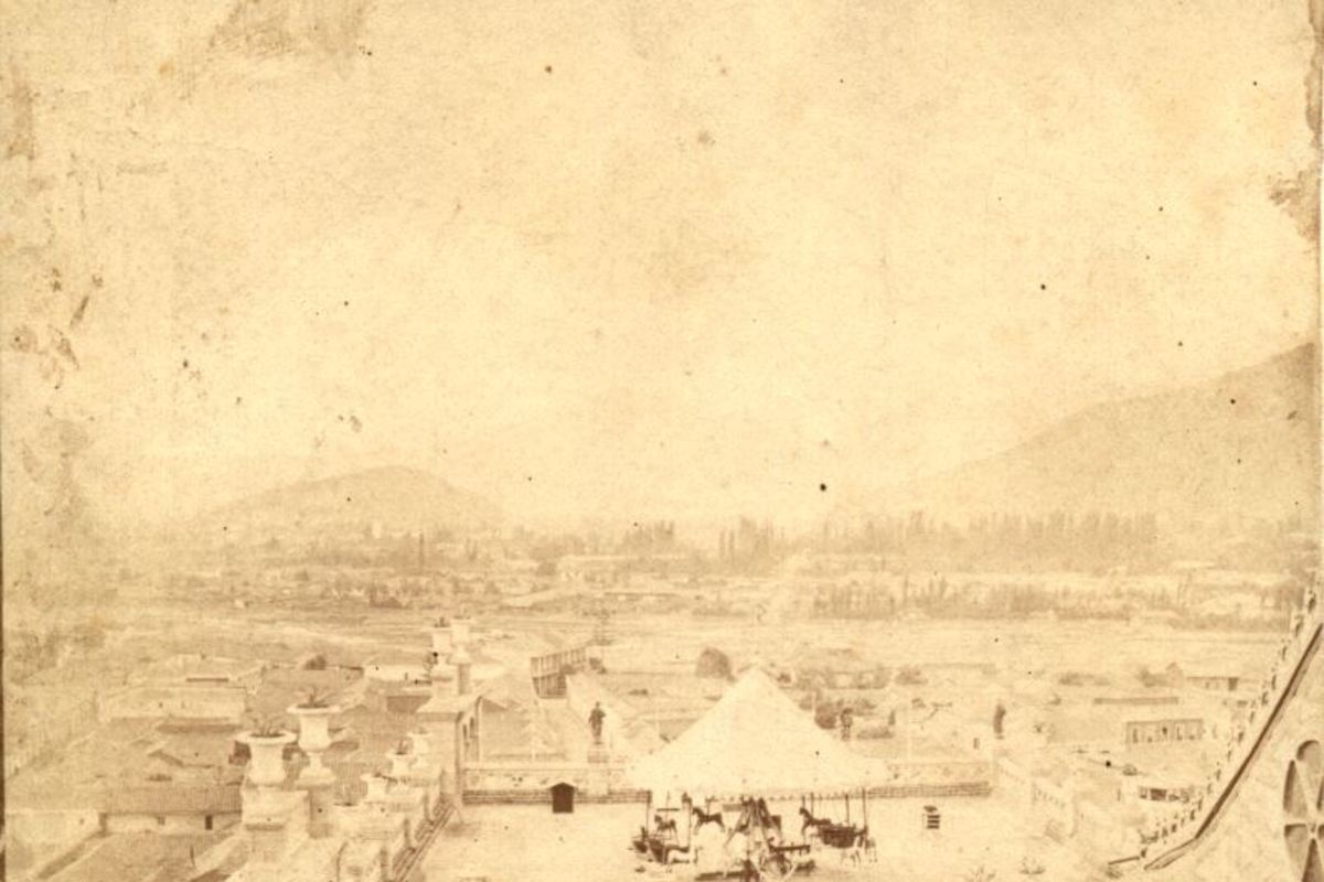 3. La terraza Hidalgo del cerro Santa Lucía. Se ve el carrusel en el centro y a la derecha el juego de la rana. Fotografía de fecha desconocida.