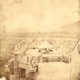 3. La terraza Hidalgo del cerro Santa Lucía. Se ve el carrusel en el centro y a la derecha el juego de la rana. Fotografía de fecha desconocida.