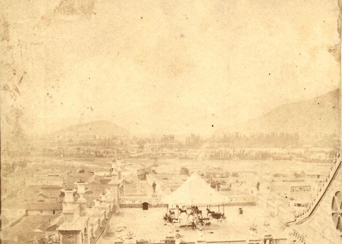 3. La terraza Hidalgo del cerro Santa Lucía. Se ve el carrusel en el centro y a la derecha el juego de la rana. Fotografía de fecha desconocida.