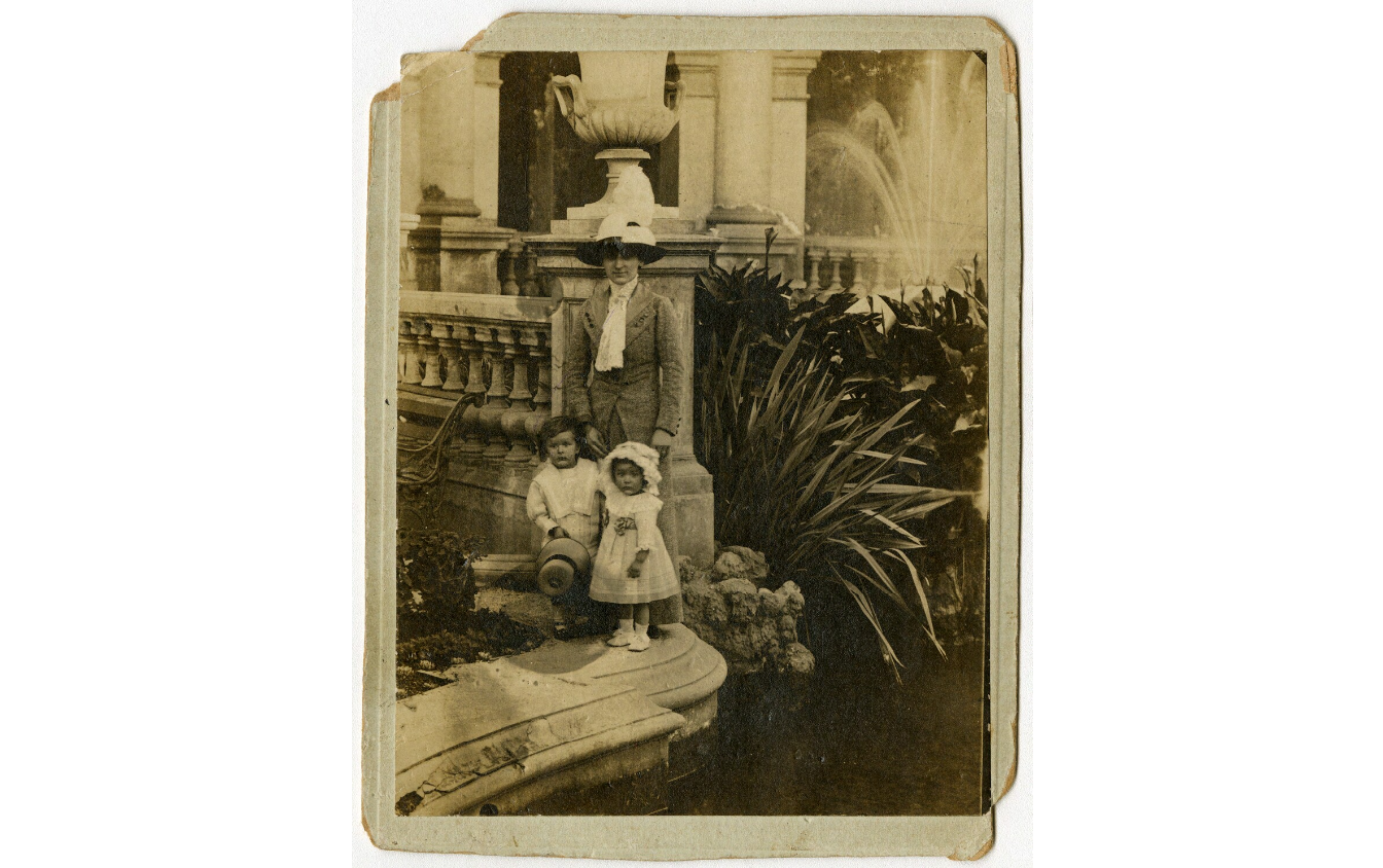 4. Una mujer con dos niños en una fuente de agua del cerro Santa Lucía. Alrededor del año 1900. 4. Una mujer con dos niños en una fuente de agua del cerro Santa Lucía. Alrededor del año 1900.