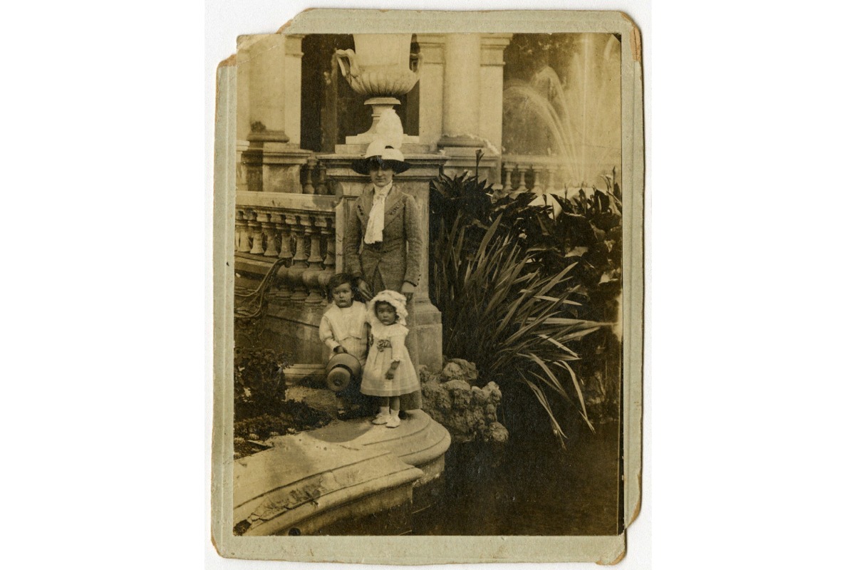 4. Una mujer con dos niños en una fuente de agua del cerro Santa Lucía. Alrededor del año 1900.