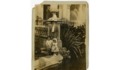 4. Una mujer con dos niños en una fuente de agua del cerro Santa Lucía. Alrededor del año 1900.