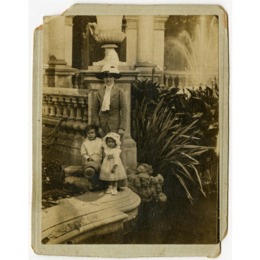 4. Una mujer con dos niños en una fuente de agua del cerro Santa Lucía. Alrededor del año 1900.