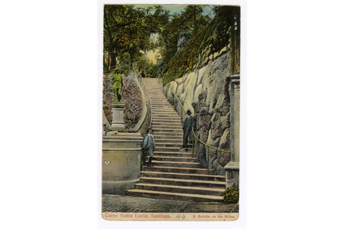 5. Un niño y un adulto en una escalera del cerro Santa Lucía, conocida como "Subida de las niñas". Alrededor del año 1900.