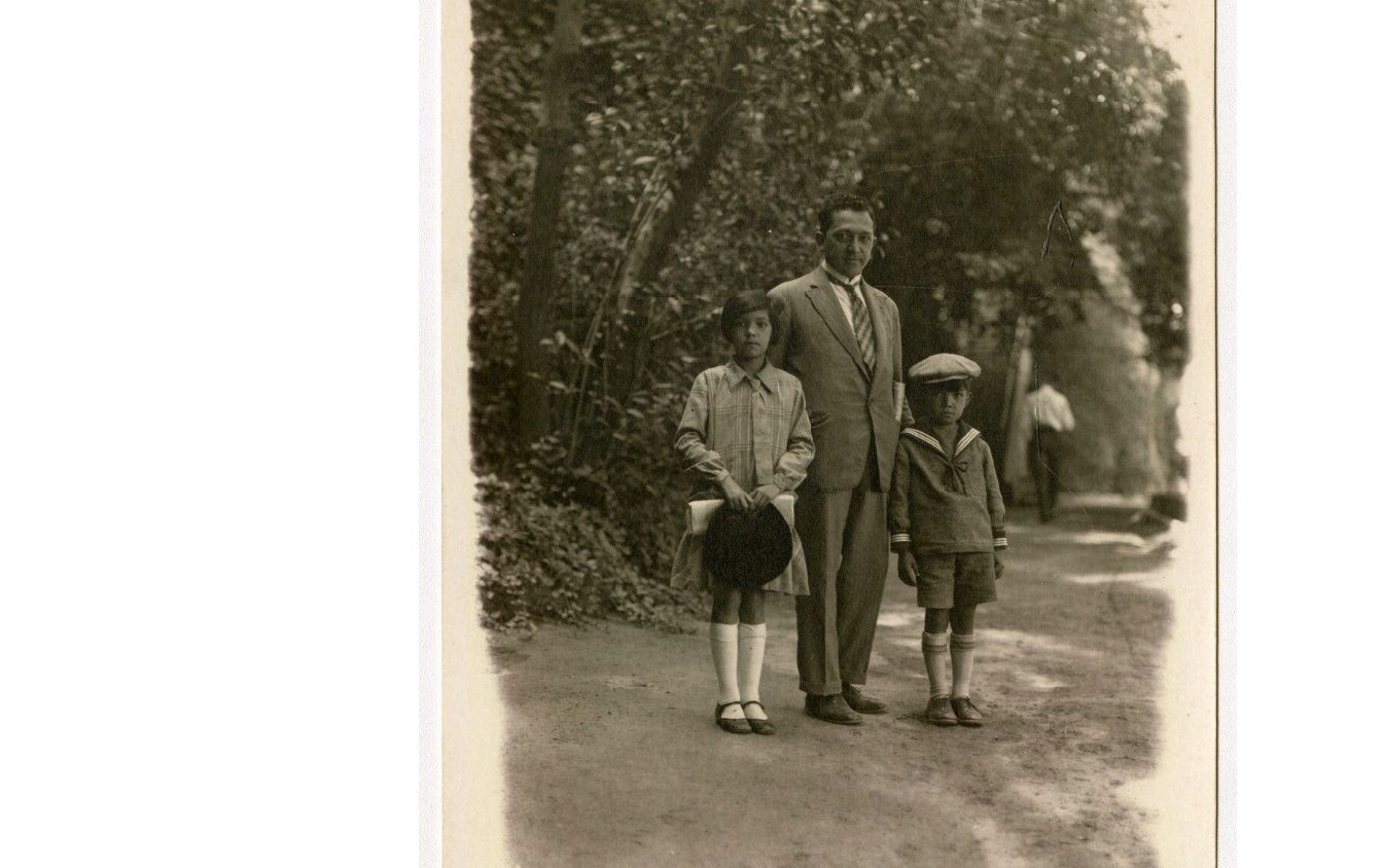 6. Hombre y niños en cerro Santa Lucía. Año 1920. 6. Hombre y niños en cerro Santa Lucía. Año 1920.