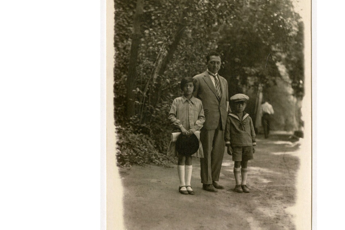 6. Hombre y niños en cerro Santa Lucía. Año 1920.