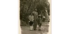 6. Hombre y niños en cerro Santa Lucía. Año 1920.