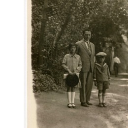 6. Hombre y niños en cerro Santa Lucía. Año 1920.