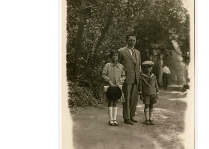 6. Hombre y niños en cerro Santa Lucía. Año 1920.