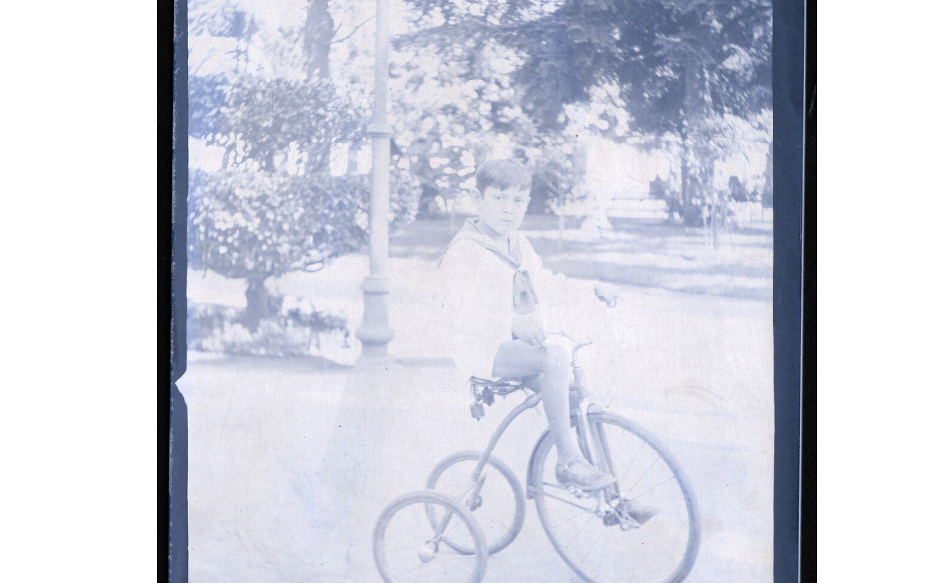 7. Niño en un triciclo en la plaza Vicuña Mackenna, al costado del cerro Santa Lucía. Año 1920. 7. Niño en un triciclo en la plaza Vicuña Mackenna, al costado del cerro Santa Lucía. Año 1920.