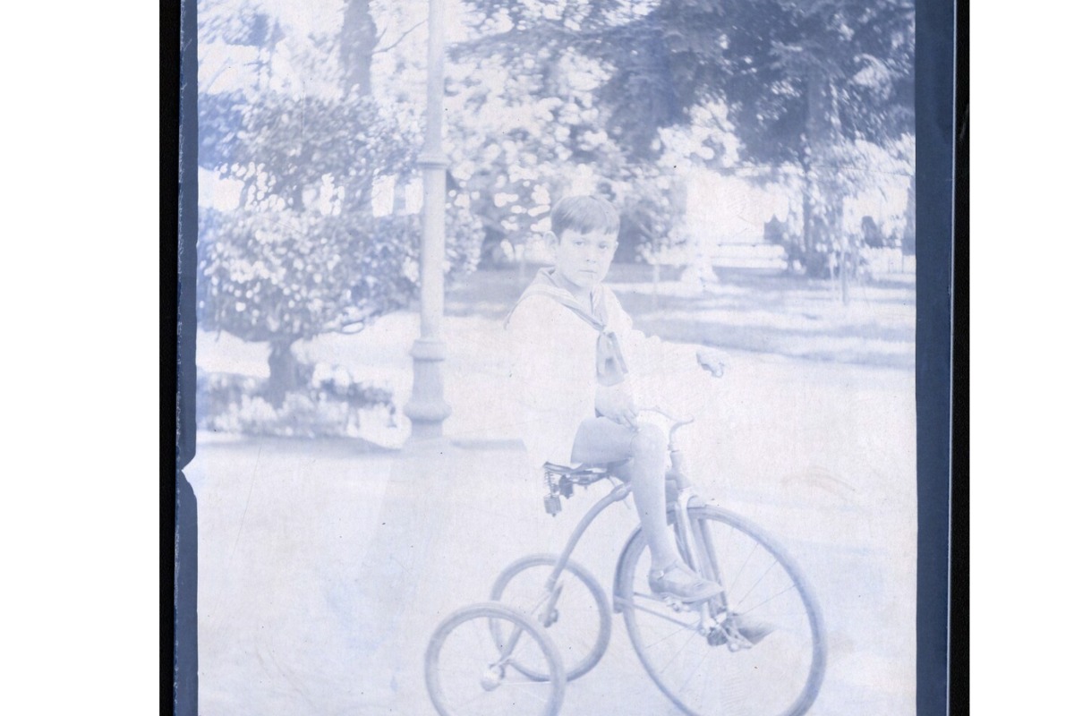 7. Niño en un triciclo en la plaza Vicuña Mackenna, al costado del cerro Santa Lucía. Año 1920.