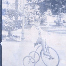 7. Niño en un triciclo en la plaza Vicuña Mackenna, al costado del cerro Santa Lucía. Año 1920.